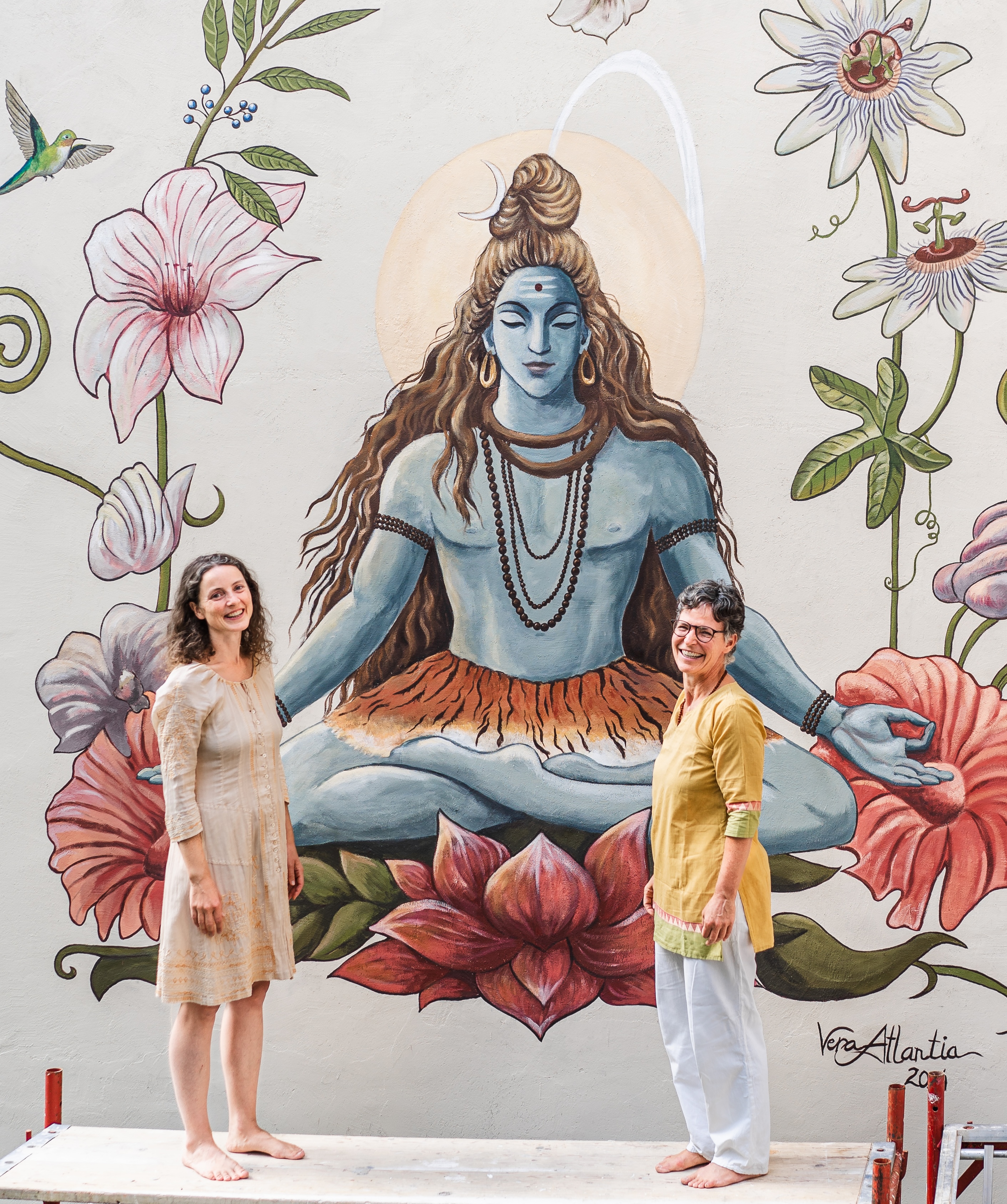Shiva Wandbild von Vera Atlantia mit Auftraggeberin Annapurna im Yoga Studio Wien